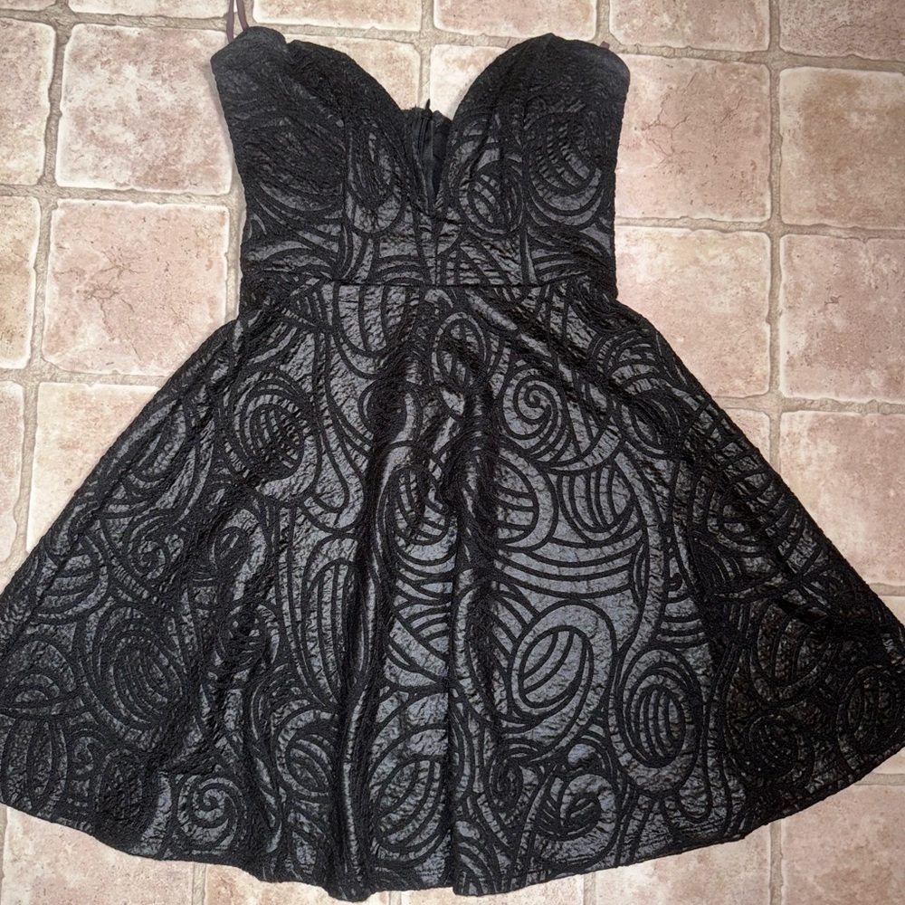 Large Windsor Strapless Plunge Neck Black Embossed Dress. NWOT